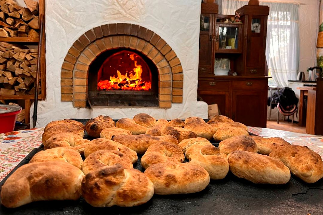 Свежеиспеченные булочки остывают перед дегустацией