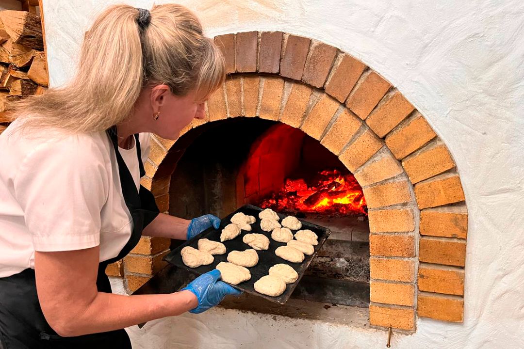 Закладка булочек в русскую печку